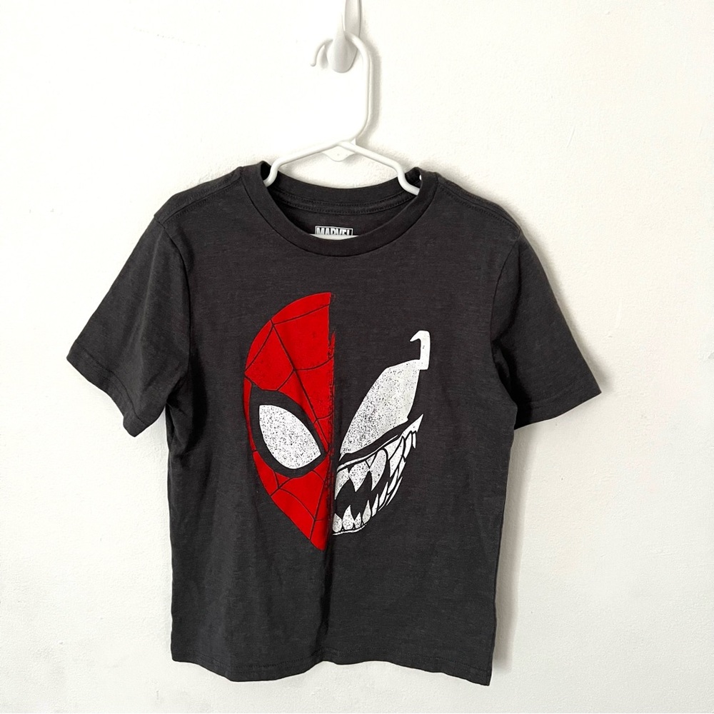 Marvel Spiderman VS Venom Graphic Short Sleeve Tee Boy’s Size Small Gray